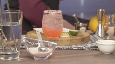 Biraz buz döküp üstüne greyfurt ekliyorum. 