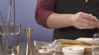 Beyaz tabağı doğrama tahtasına koy.