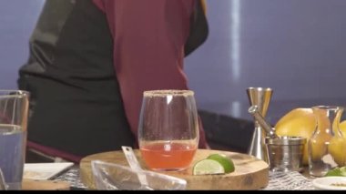  Buzu kepçeleyip bardağa dolduruyor.