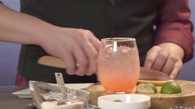 Kesme tahtasında bıçakla greyfurt dilimlemek