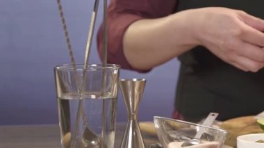 Cam bardağa kireç sürüyorum.