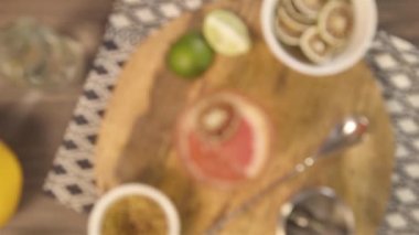 Limonlu ve greyfurtlu içecek manzaralı.