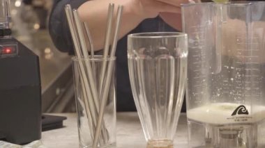 Miksere 2 kepçe barut döküldü.