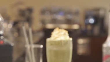 Barista içkinin içine metal bir pipet koydu.