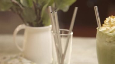 Krem şanti ve metal pipetle iç.