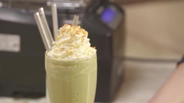 Krem şantili içecek.