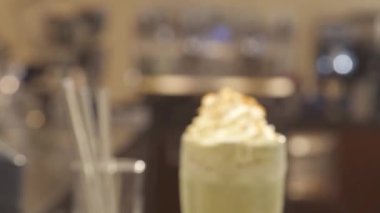 Adam içeceğe metal çubuk sokuyor - Dolly ileri