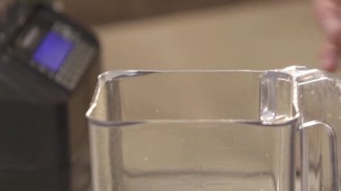 Buzlar bardaktan miksere düşüyor.