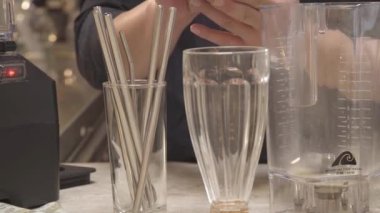 Karıştırıcıya bir şişe süt döküyorum.