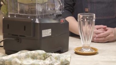 Blenderdan bardağa su dolduruyorum.