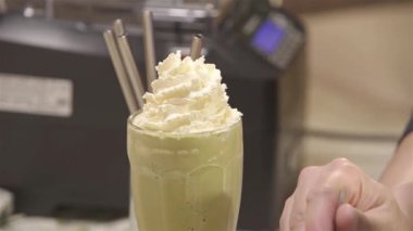 Krem şantiye sürülmüş bir kepçe gevrek.