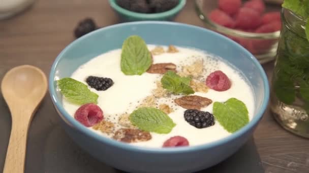 Semangkuk Berry Dengan Susu Dalam Mangkuk Panci Kanan — Stok Video