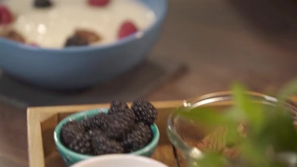 Using Tong Pick Berries Bowl Pan Follow — Stock Video