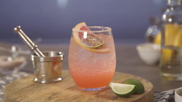 Een Glazen Drankje Met Schijfjes Limoen Grapefruits — Stockvideo