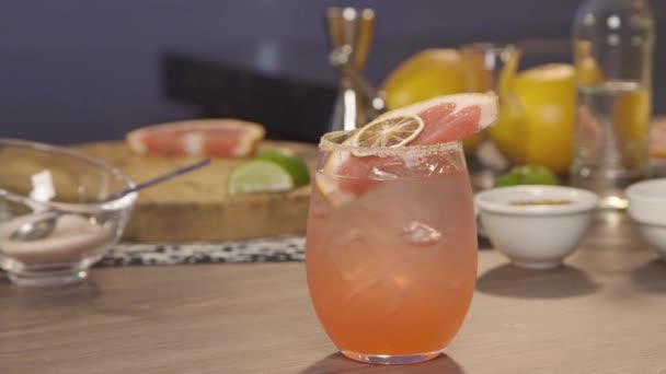 Segelas Minuman Dengan Irisan Jeruk Nipis Dan Jeruk — Stok Video