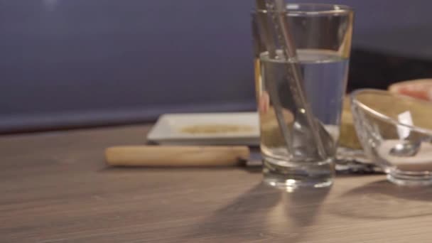 一杯加石灰片和柚子片的饮料 — 图库视频影像