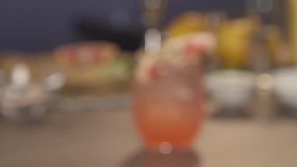 Ett Glas Dryck Med Lime Och — Stockvideo