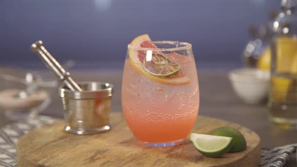 Gläserner Drink Mit Limetten Und Grapefruitscheiben Oben Nach Links Schieben — Stockvideo