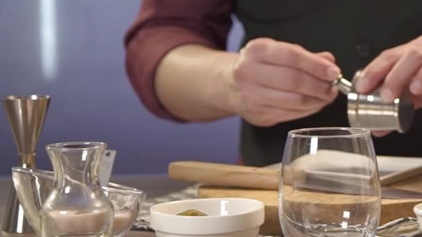 Menuangkan Bubuk Piring Putih Dengan Penghancur Panning — Stok Video