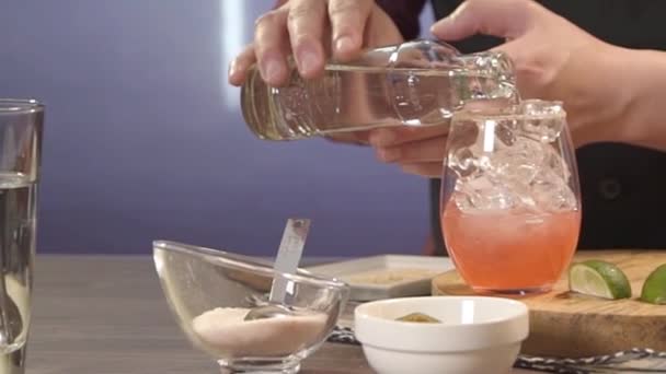 把苏打水从瓶子倒到玻璃杯里 — 图库视频影像