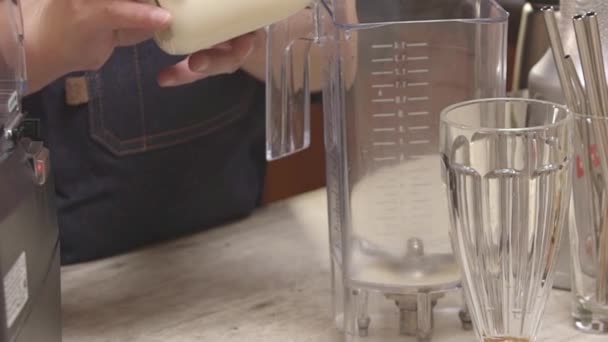 Наливая Блендер Стеклянную Бутылку Молока — стоковое видео