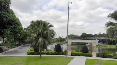 Ağaçlar ve kemer yolu olan bir patika.