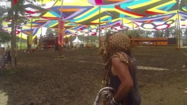 Tek başına dans eden yaşlı bir adam - statik