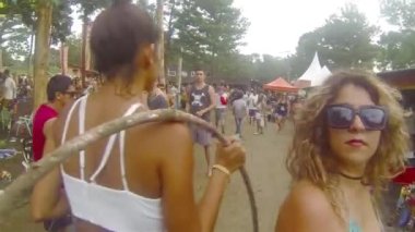 Ayakta duran ve yürüyen insanlar bir yolda konuşuyorlar - ilerleyin