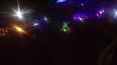 Karanlık gece, mavi ışıkta insanlarla 