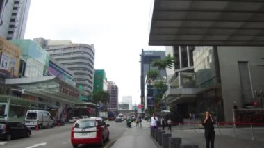 Araba yolun solunda..