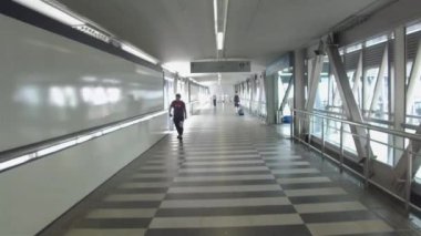 Sırt çantalı bir adam yan tarafta yürüyor.