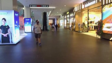 İnsanlar dükkanlarda dolaşıyor ve etrafa bakınıyor