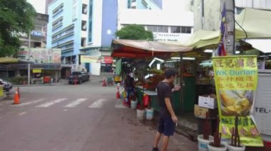 Ahırların yanında arabalı bir yol var.