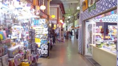İnsanlar dükkanlarda dolaşıyor ve etrafa bakınıyor