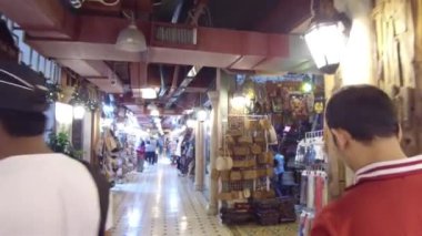 İnsanlar dükkanlarda dolaşıyor ve etrafa bakınıyor