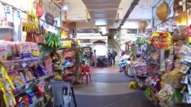 İnsanlar dükkanlarda dolaşıyor ve etrafa bakınıyor