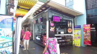 İnsanlar dükkanlarda dolaşıyor ve etrafa bakınıyor