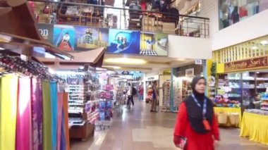 İnsanlar dükkanlarda dolaşıyor ve etrafa bakınıyor