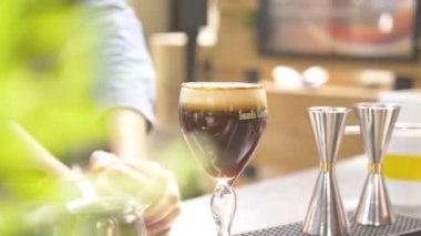 Masada bir bardak içecek var.