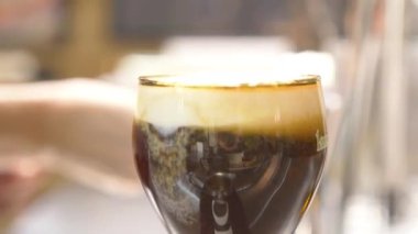 Gümüş elmastan çikolata tozu serpilmiş.