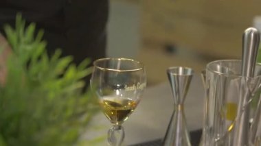 Alkol bardağın içine aktı. 