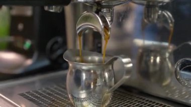  Kahve küçük çaydanlığa dökülüyor, el kaldırıyor.