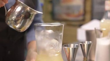 Kahve demlikten bardağa kadar buzla dolduruldu.