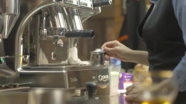 Bardağa alkollü kahve döküldü.