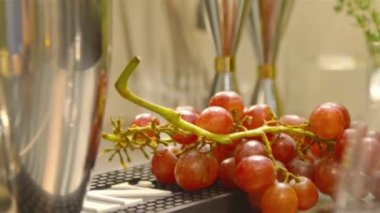 Kadın üzümleri karıştırıcıya dökerken masaya üzüm dök..