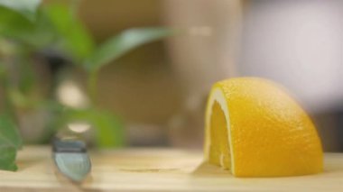 Gemide kalın bir portakal dilimi dilimliyorum.