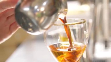 Bardağa sıcak kahve döküldü.