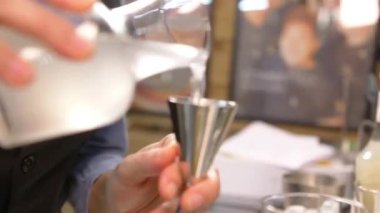 Cama beyaz şurup dökülüyor.