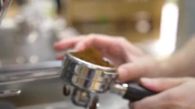 Kadın kahve tozunu koluna sıkıştırmış. 