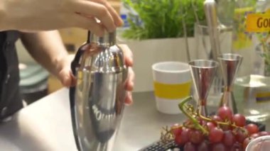 Sarsıcı şapkayı örten kadın sonra sallanmaya devam ediyor.